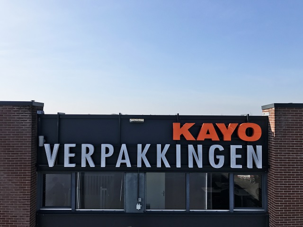 Lichtreclame Kayo Packaging | Ons werk | Jazet Sign & Print | Almelo